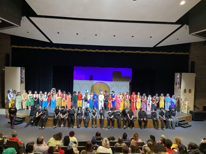 Image for the Tweet beginning: The cast and crew of